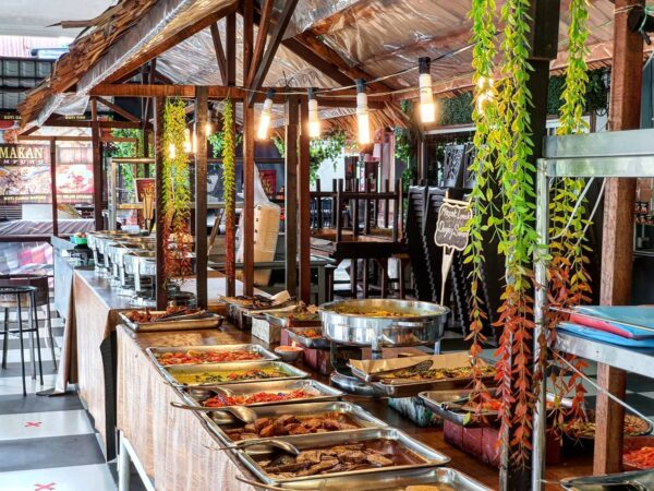 Paparan menu nasi campur di restoran Cheras