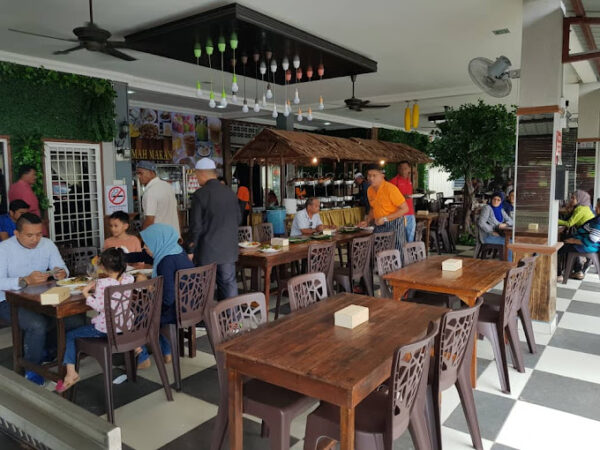 Suasana ruang makan restoran nasi campur