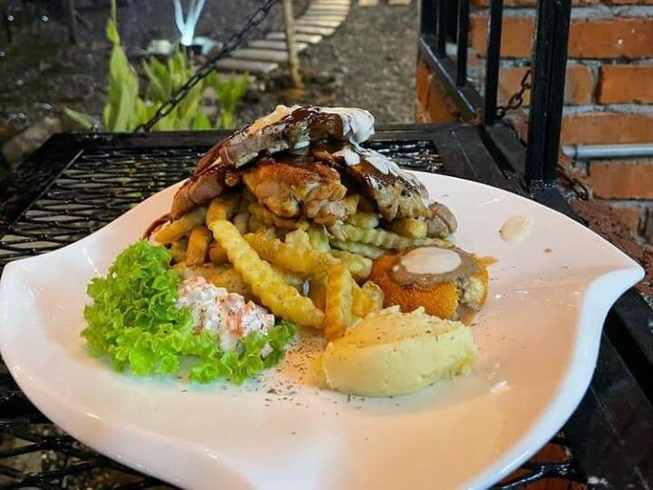 Menu dan suasana Saadiah Cafe