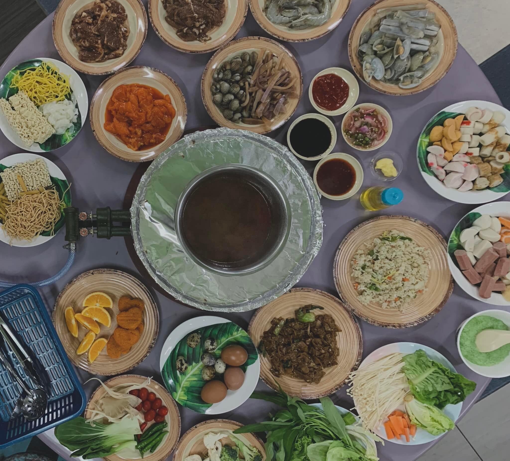 Sajian steamboat dan grill di RNZ