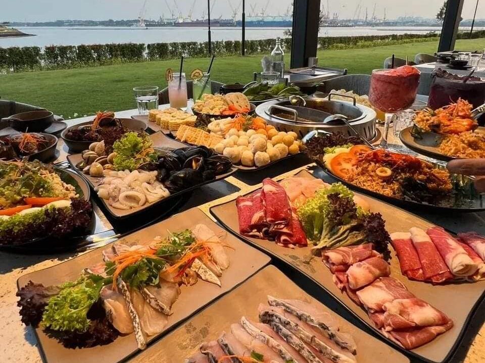 Sajian steamboat dan grill di Muara Steamboat & Grill