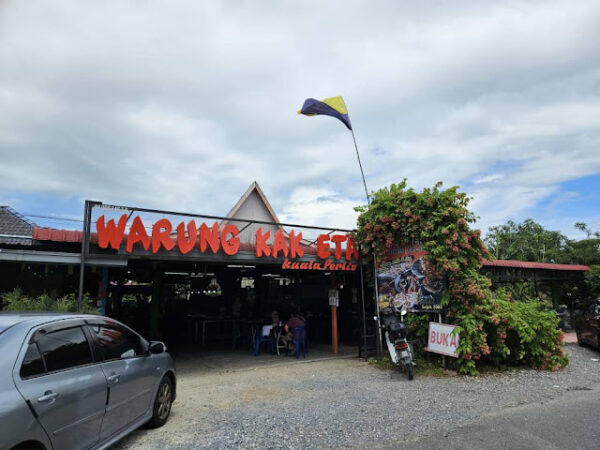 Suasana makan tengahari di Warung Kak Eta