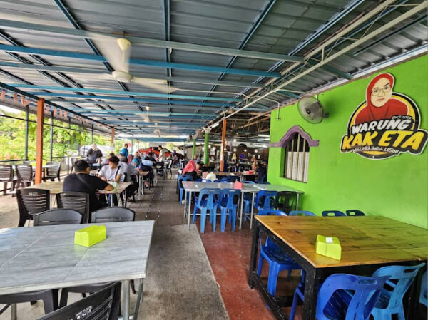 Ruang makan selesa Warung Kak Eta