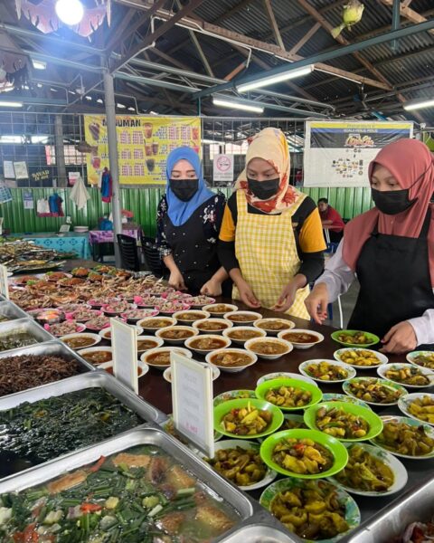Papan tanda atau hadapan Warung Kak Eta