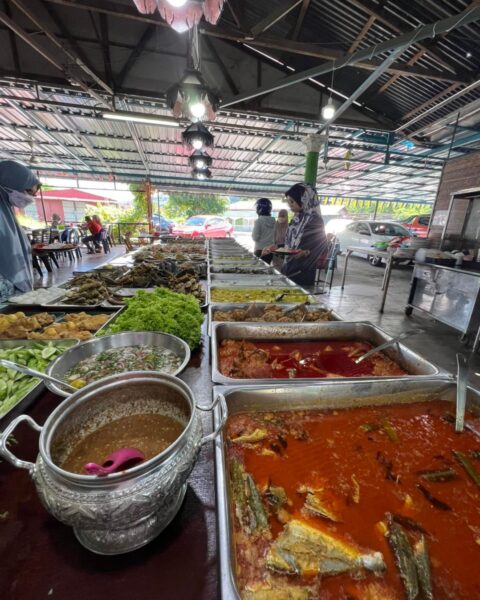 Kemudahan tempat duduk Warung Kak Eta