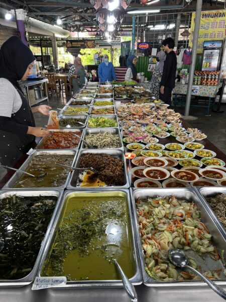 Pelbagai lauk pilihan di Warung Kak Eta