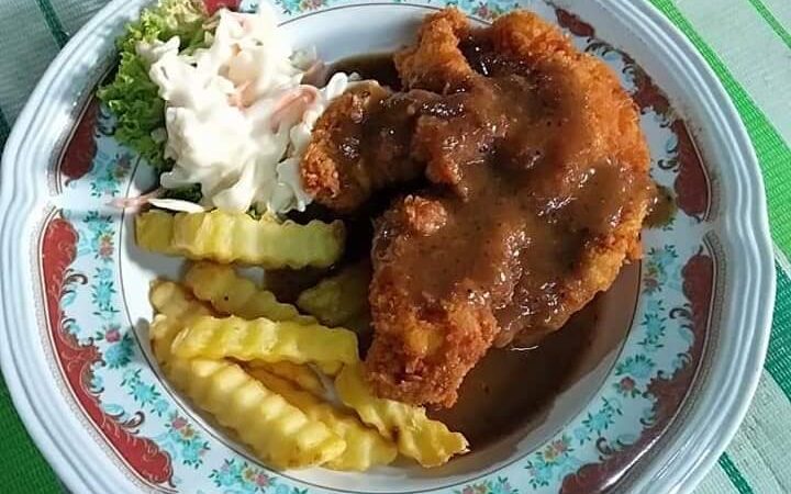 Pinggan chicken chop dengan sos coklat dan kentang.