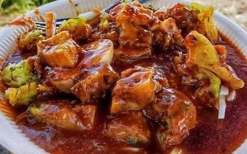 Mangga, timun dan tahu digaul dengan sos rojak kacang.