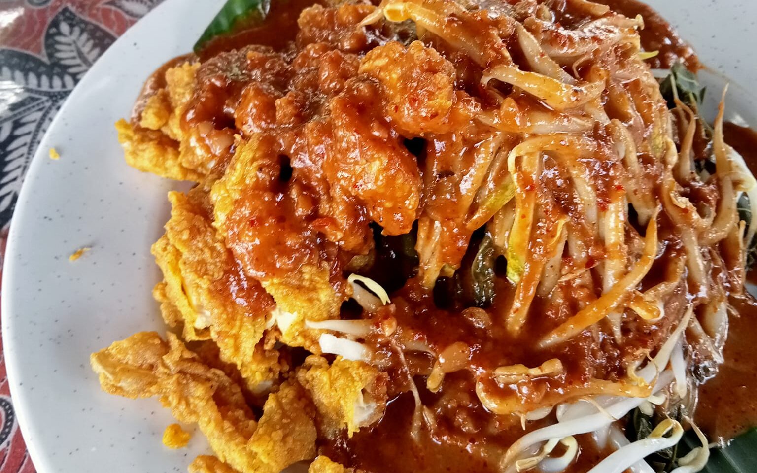 Pecal dengan kacang dan sos kacang