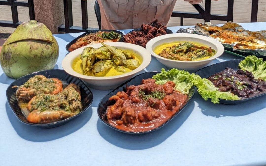 Ikan bakar berperap disaji dengan cili dan limau.