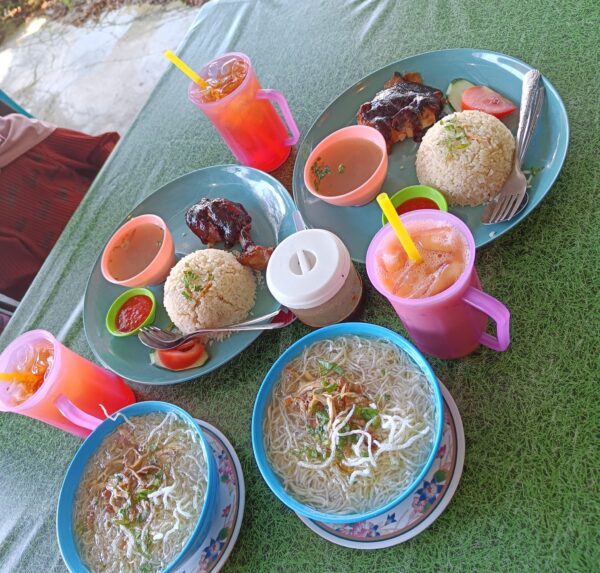 Warung makan terbuka di bawah pokok.