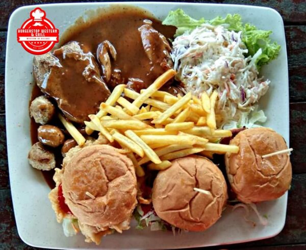 Burger bersaiz besar dengan daging patties dan keju.