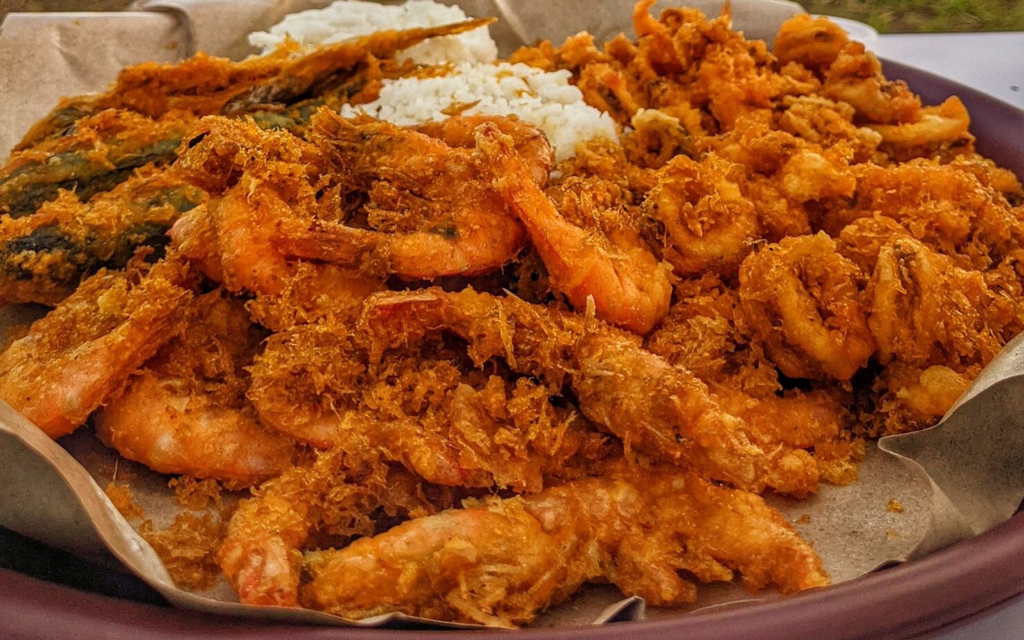 Pelbagai makanan sedap di Sabak Bernam seperti ikan bakar, mee udang dan cempedak goreng.