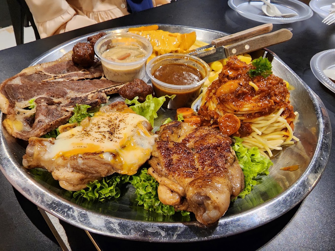 Pelbagai hidangan western seperti grilled chicken dan daging di Soru Station.
