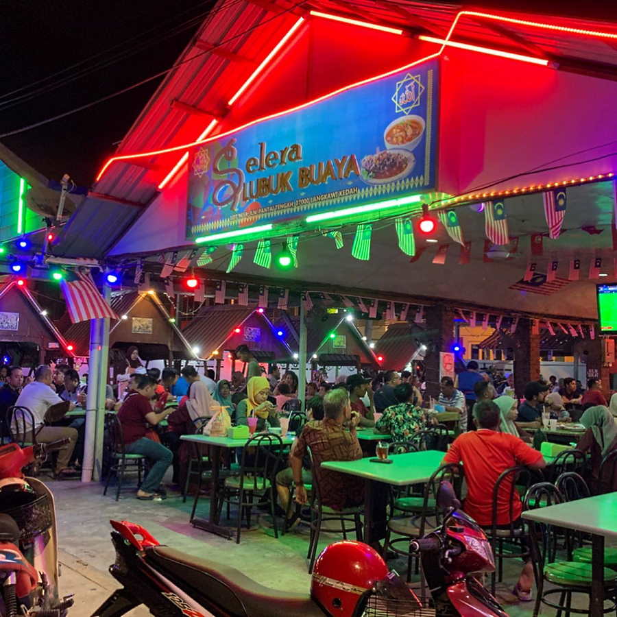 Suasana dan sajian makanan laut di Restoran Selera Lubuk Buaya Langkawi.