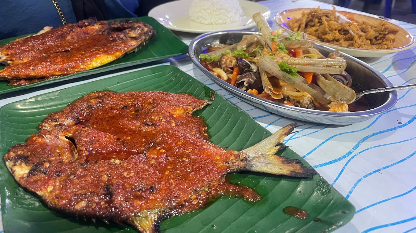 Suasana dan hidangan ikan bakar di Desa Permata Ikan Bakar Seafood Langkawi.