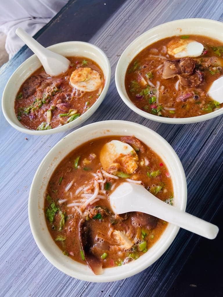 Mangkuk laksa Penang di gerai Laksa Buyung Mahsuri.