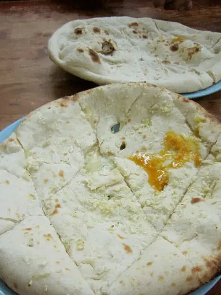 Suasana malam di Pak Putra Tandoori Dan Nan dengan ketuhar tandoori tanah di luar kedai.