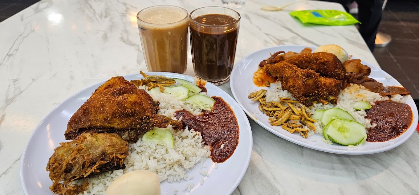 Nasi lemak Kampung Baru dari Nasi Lemak Wanjo dengan sambal dan telur