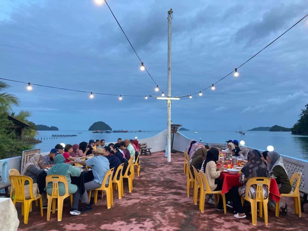 Suasana Tanjung Tirai View Cafe Langkawi yang cantik di tepi pantai.