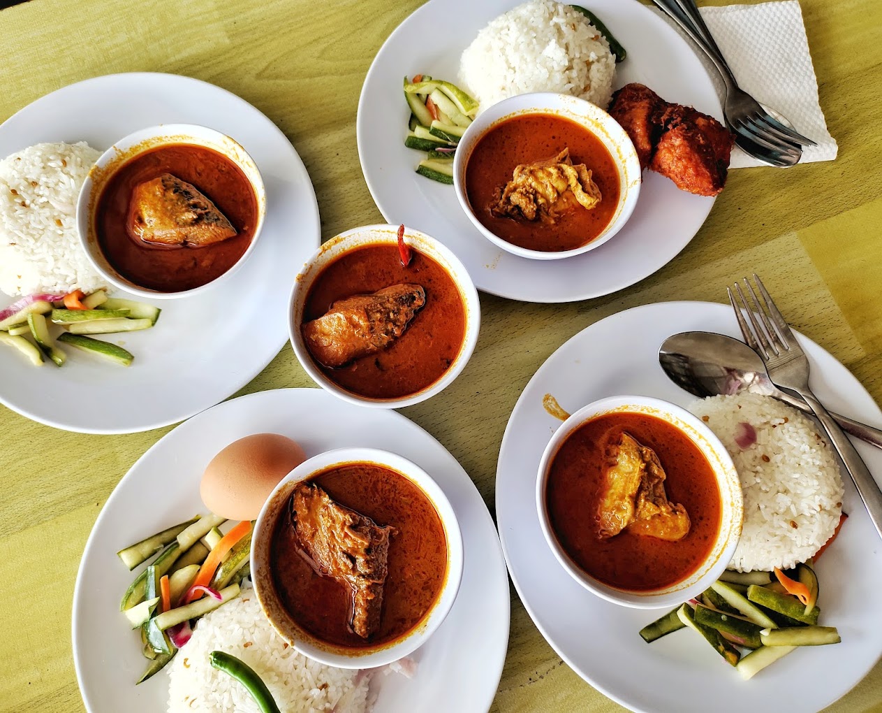 Suasana warung Nasi Dagang Pak Malau di Langkawi dengan pemandangan sawah padi.