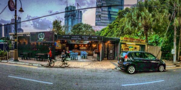 Suasana santai di Adam Hawa Cafe