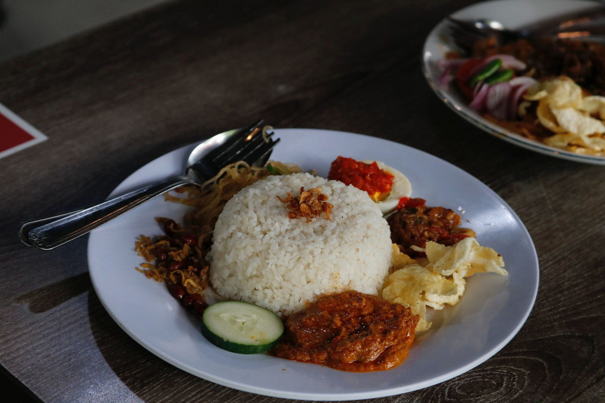 Pelbagai hidangan nasi lemak sedap di Pulau Pinang lengkap dengan sambal dan lauk.