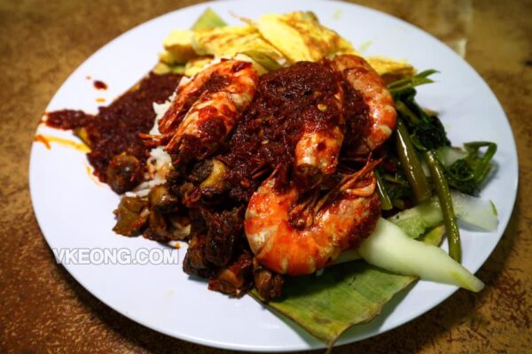 Nasi lemak Ujong Pasir dengan lauk pilihan