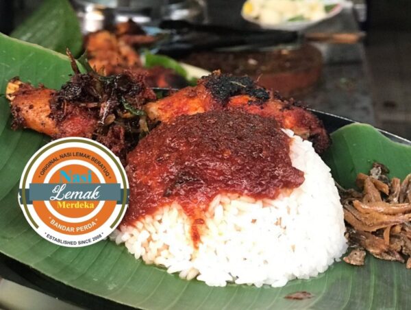 Sajian nasi lemak dari Nasi Lemak Merdeka