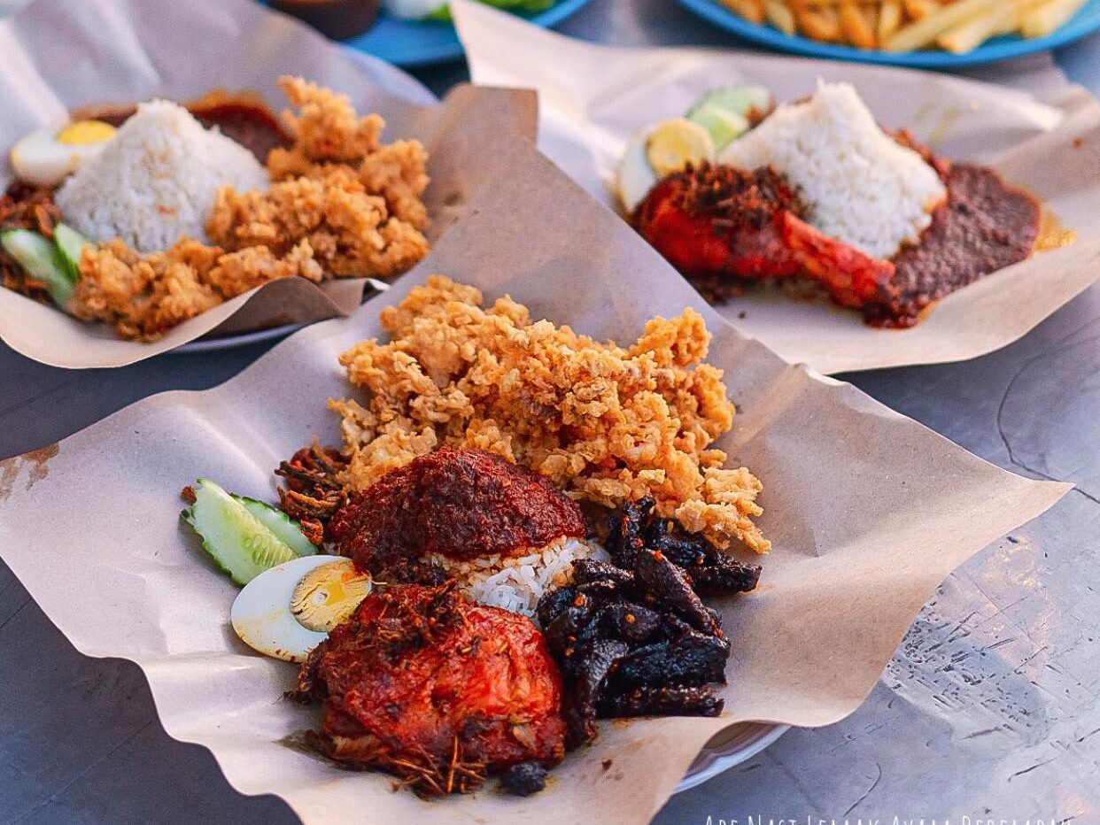 Nasi lemak ayam berempah dari Abe Nasi Lemak