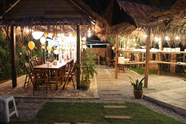 Suasana santai dan hidangan di 20 Laman Cafe