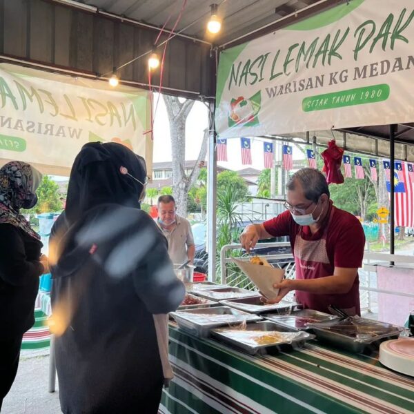 Nasi lemak Pak Hamid dengan ikan bilis dan sambal