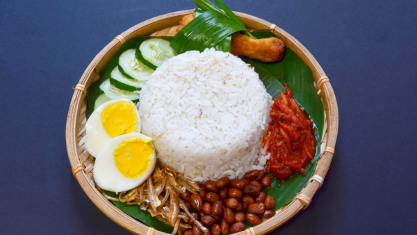 Nasi lemak Shop dengan lauk tradisional