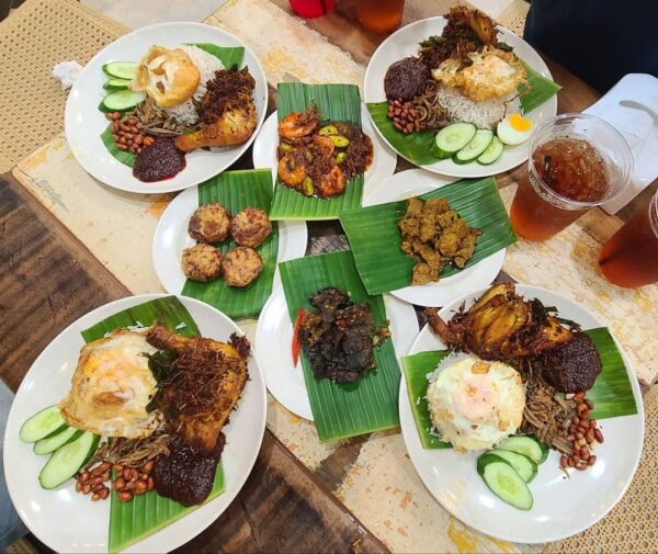 Nasi lemak Burung Hantu dengan laju ayam dan sambal