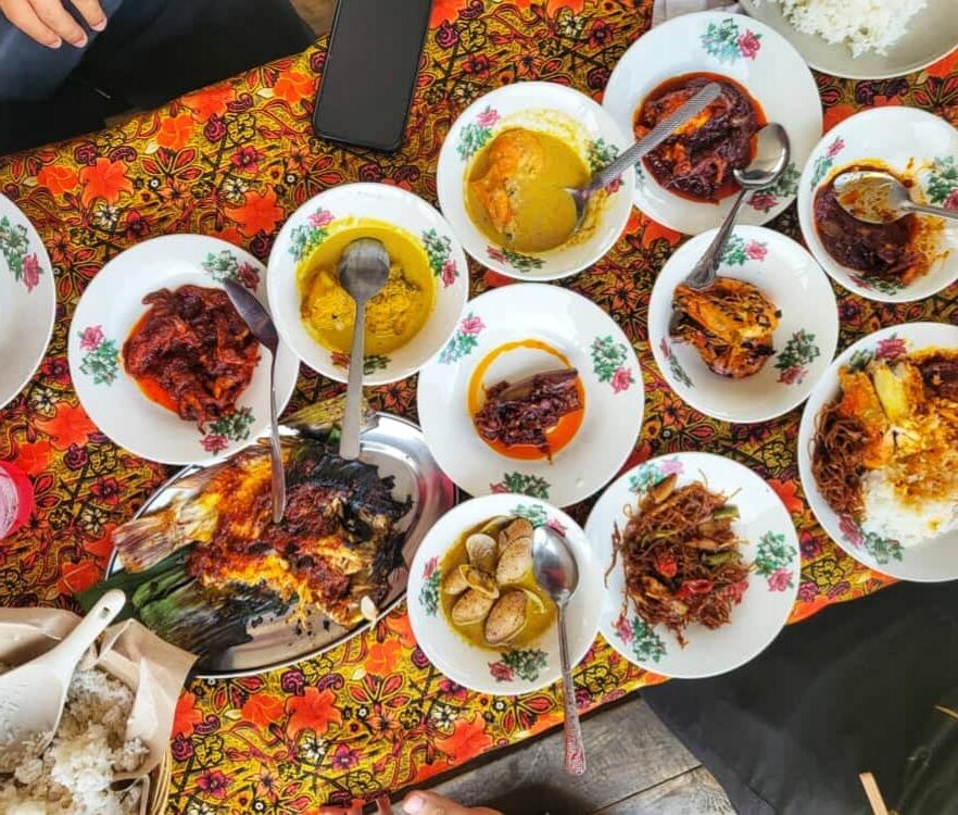 Pelbagai hidangan nasi campur dan lauk-pauk kampung di Restoran Mak Kimbong Bangi.