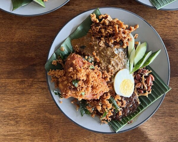 Nasi lemak Serunai beserta lauk pilihan