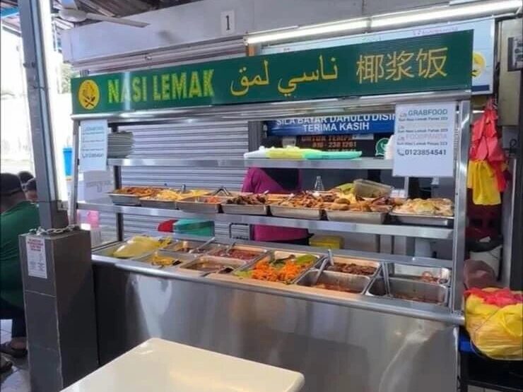 Nasi lemak panas Suri 223 dengan lauk