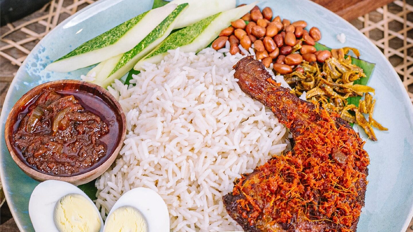 Nasi lemak dengan lauk pau dari Nasi Lemak Burung Hantu TTDI