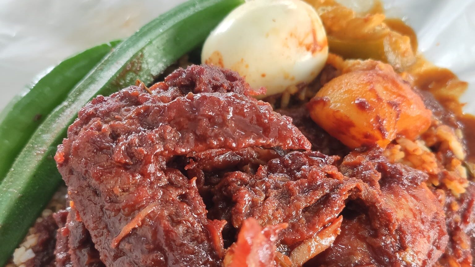Nasi kalut dengan pelbagai lauk pilihan