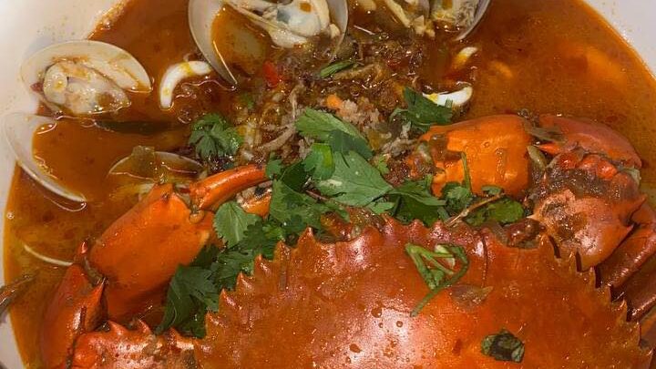 Megi ketam dihidangkan di Megi Ketam Bistro
