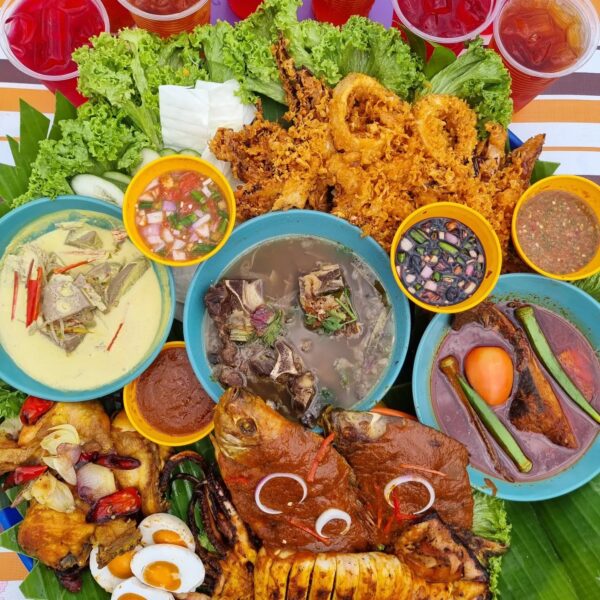 Ikan bawal goreng dengan sos dan ulam di Bawal Power Sempoi