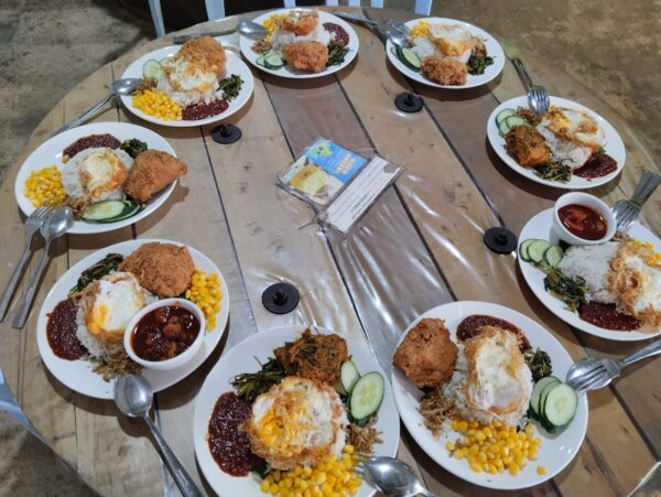 Nasi lemak berserta lauk dari Factory 97