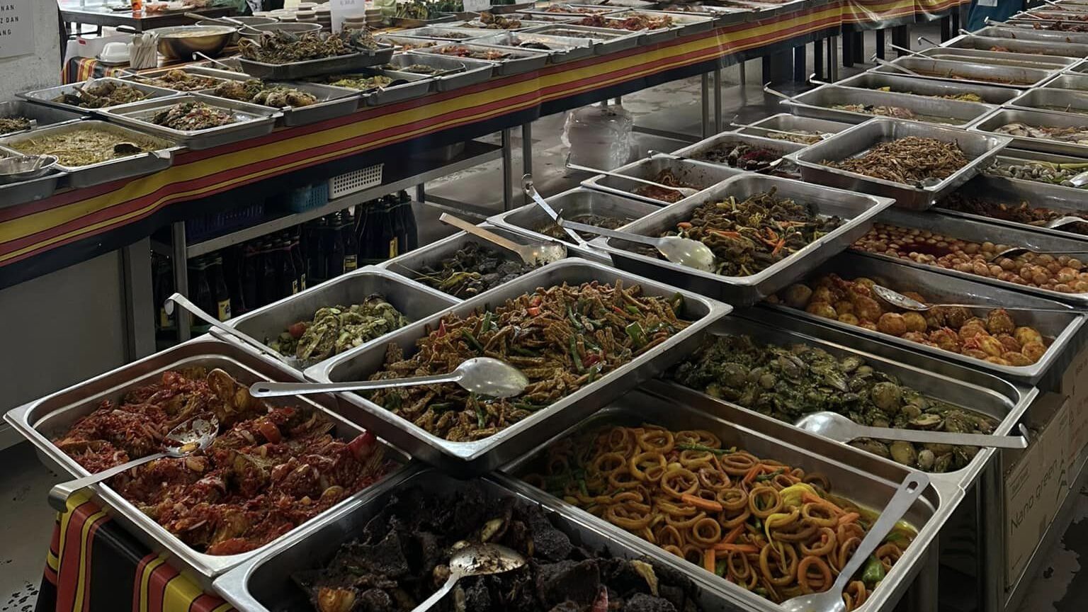 Suasana dan hidangan di Kedai Makan Cantik