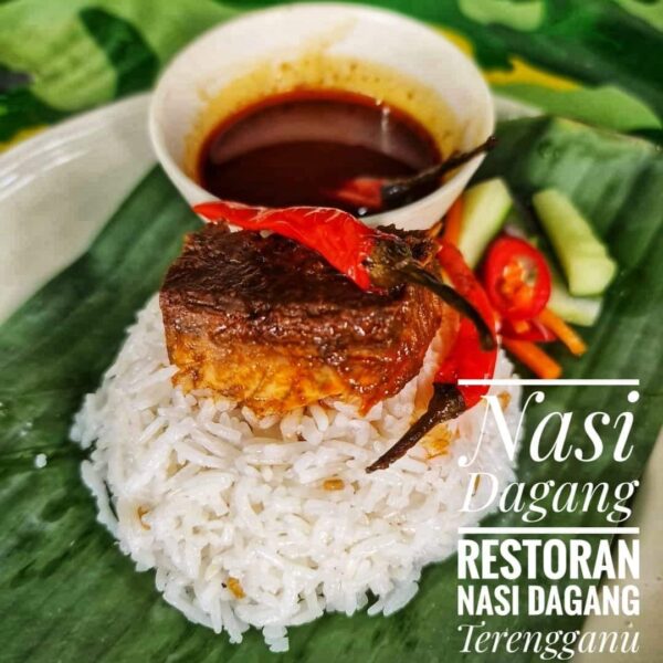 Hidangan nasi dagang dengan kuah ikan tongkol