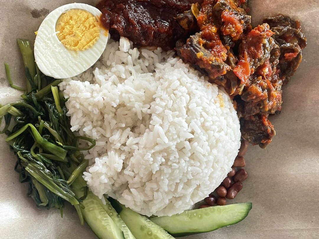 Aneka lauk nasi lemak pandan, ayam berempah dan sambal sotong di kedai nasi lemak di Melaka.