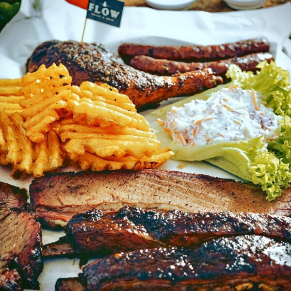 Hidangan barbeku dan minuman di Flow Smoke & Brew
