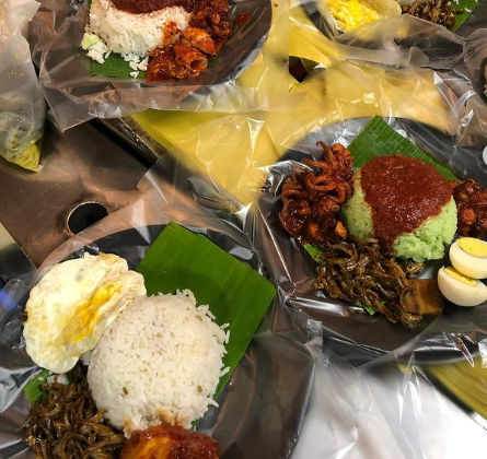 Sajian nasi lemak dari HH Nasi Lemak Cedok