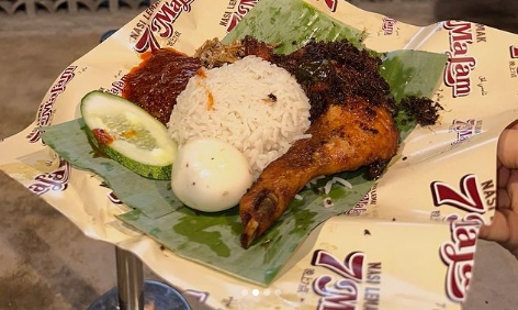 Hidangan nasi lemak dari Nasi Lemak 7 Malam