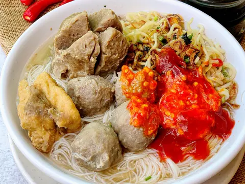 Mangkuk sup bakso dan mi di Bakso Makwo